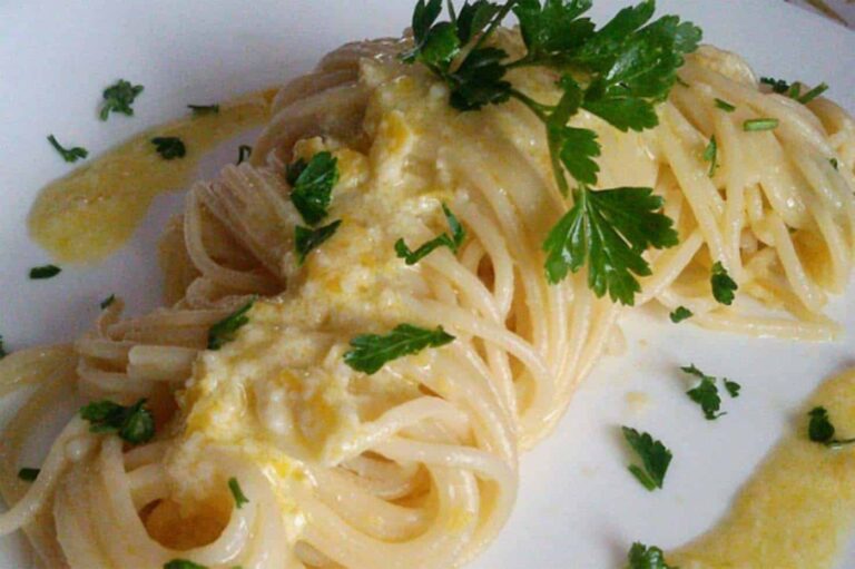 Spaghettia sitruuna-parmesaanikastikkeessa