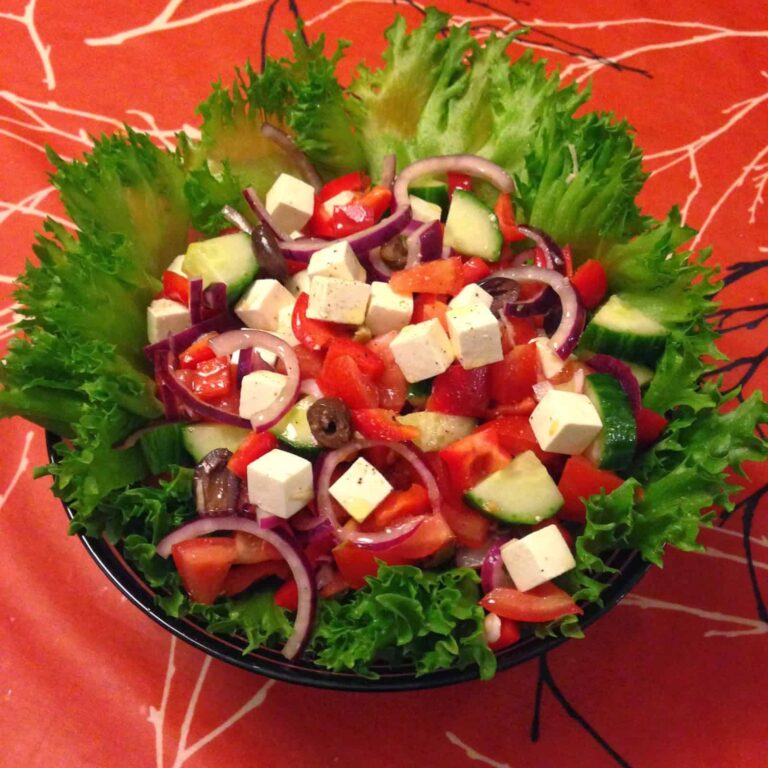 Kreikkalainen salaatti ja erilainen tsatsiki.