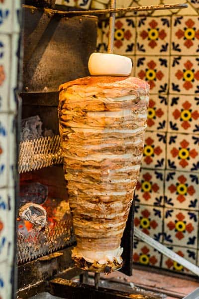 meksikolainen kebabgrilli trompo, jolla Tacos al pastor paistetaan